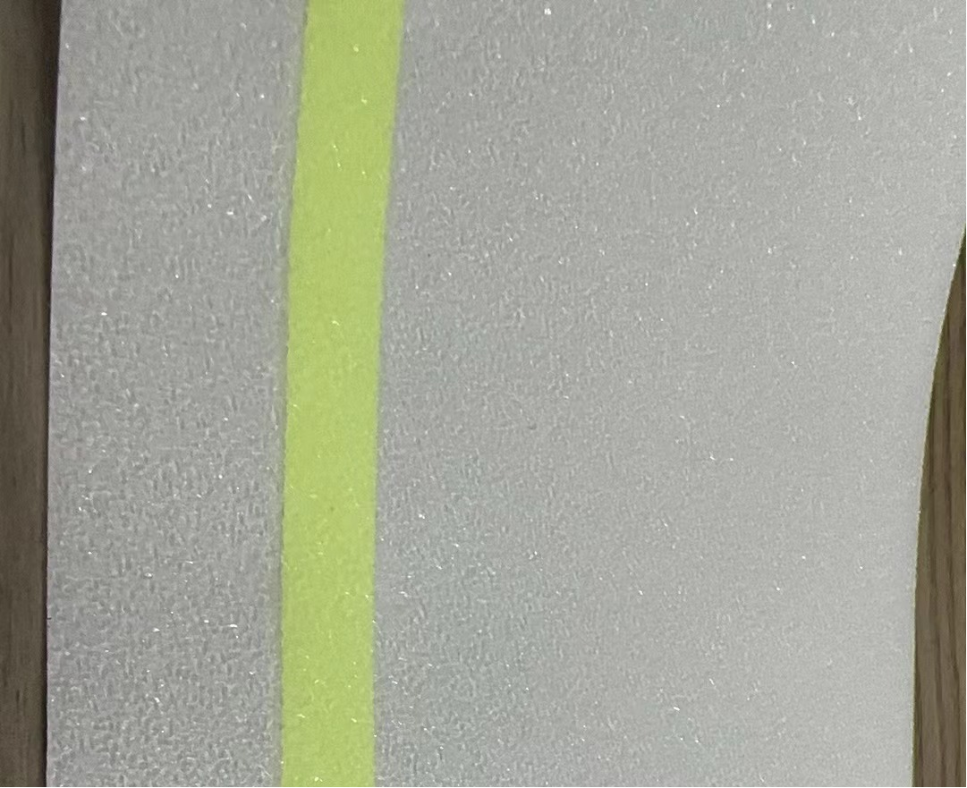 Anti-slidų fluorescencinė juosta